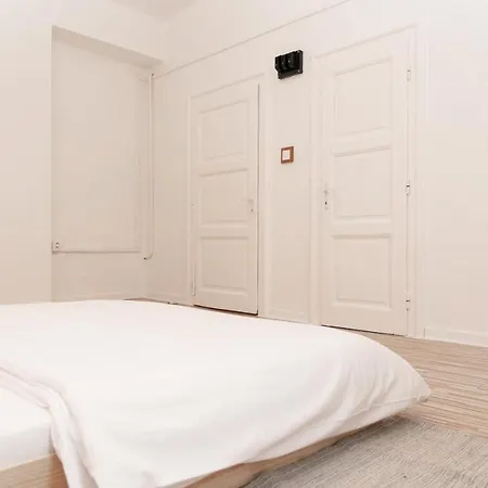 Old Town Oasis - Chic Comfort & Elegance * براتسيلافا